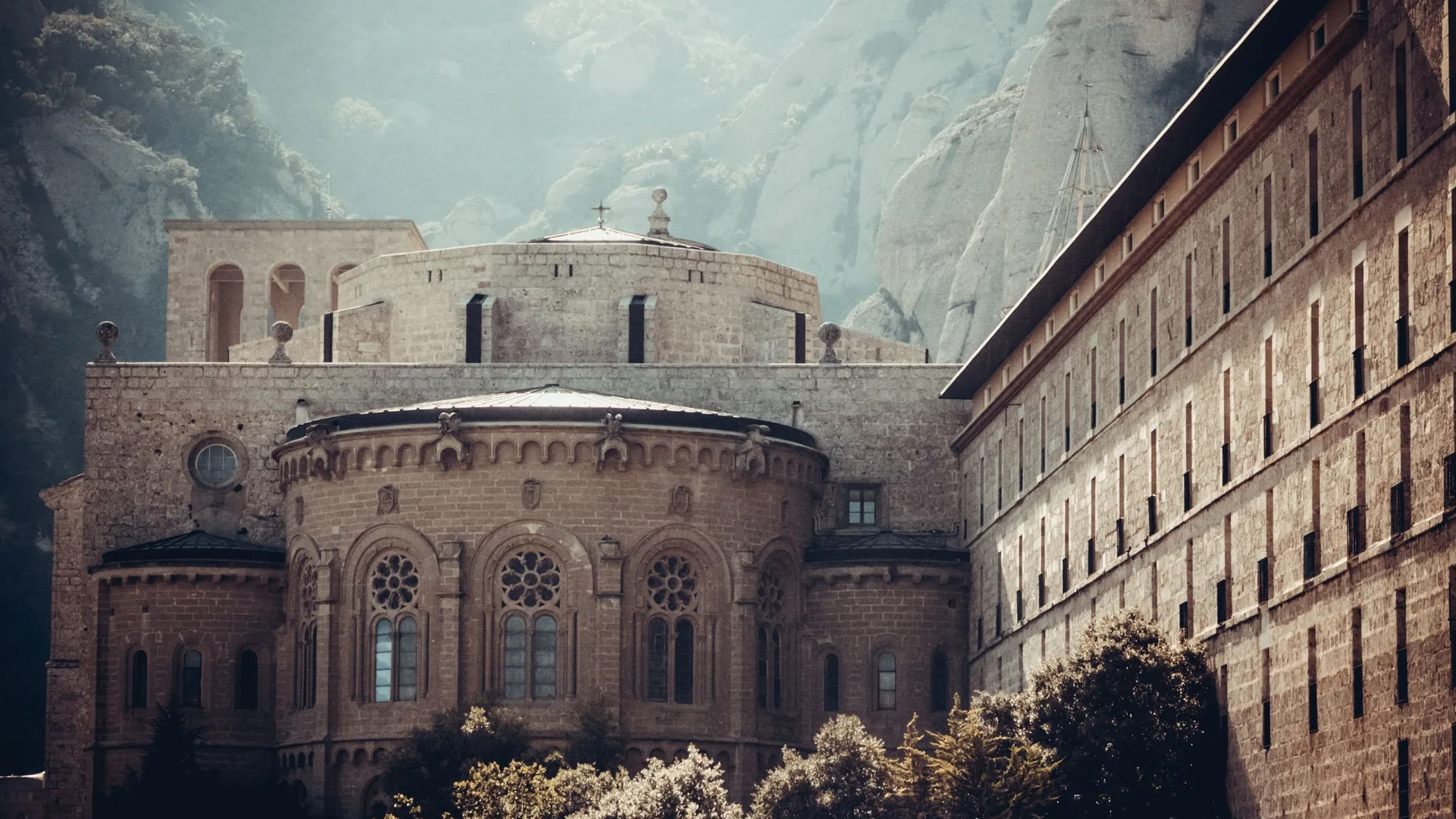 De takkede tinder på Montserrat, der rejser sig over klosteret Santa Maria de Montserrat