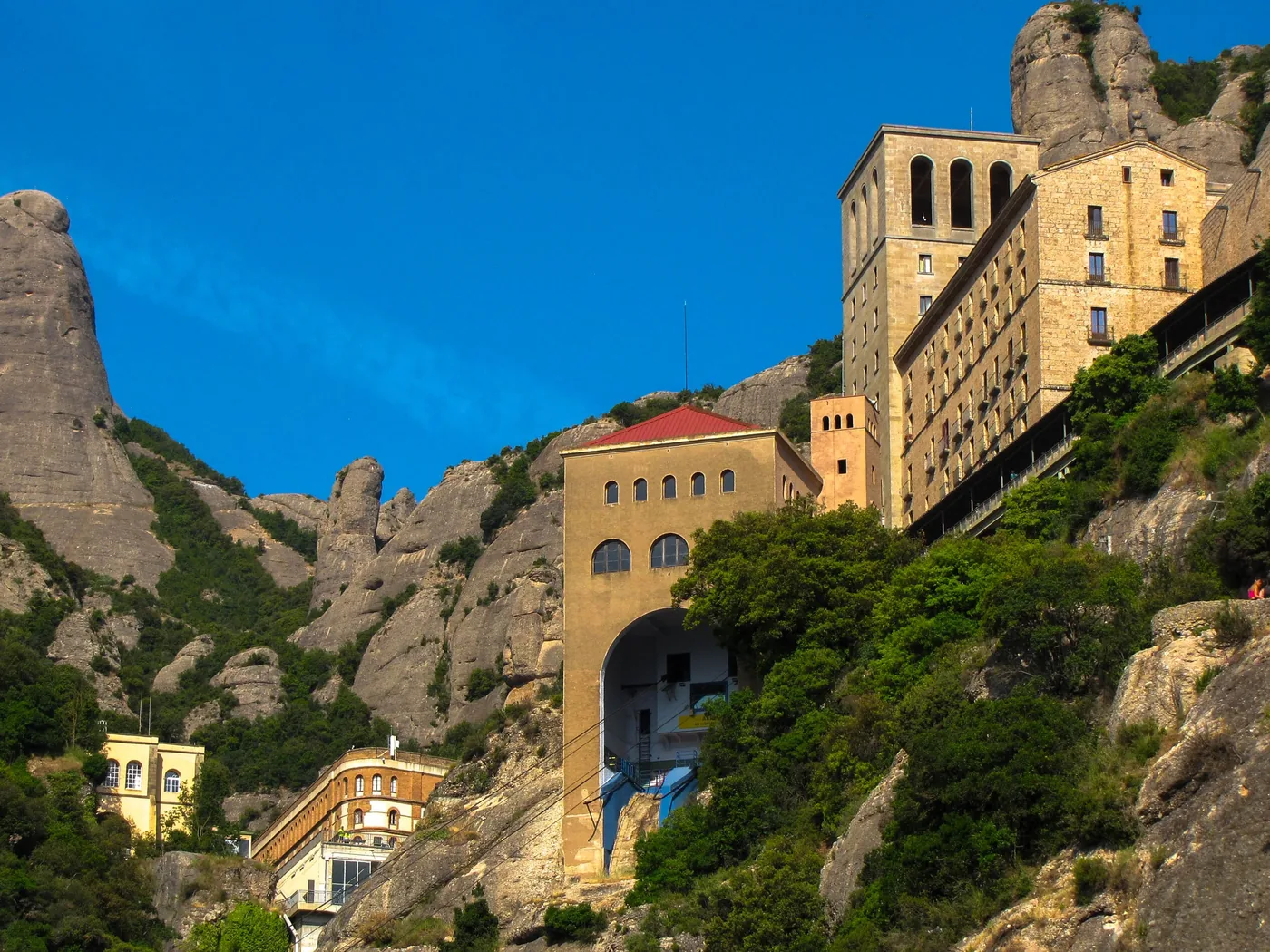 Benediktinský klášter Santa Maria de Montserrat zasazený do úbočí hory