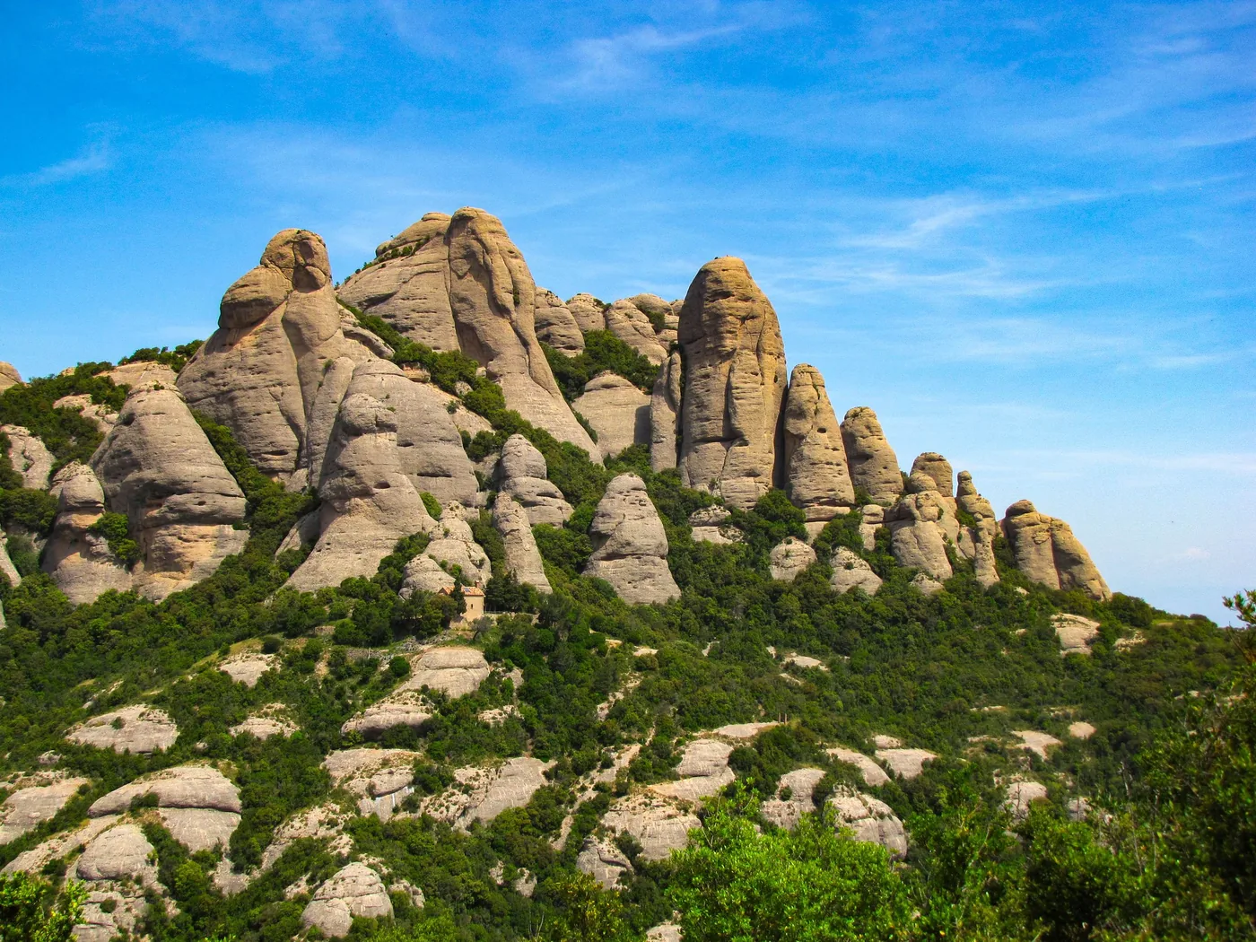 Zubaté skalní věže masivu Montserrat nad katalánskou nížinou