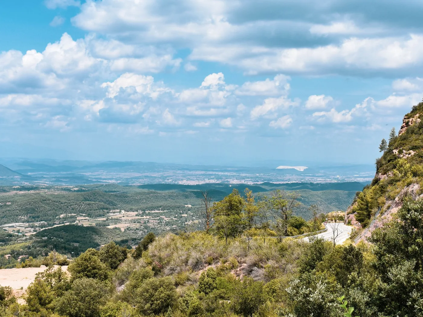 Turistická stezka a vyhlídka nad Montserratem s výhledem do údolí